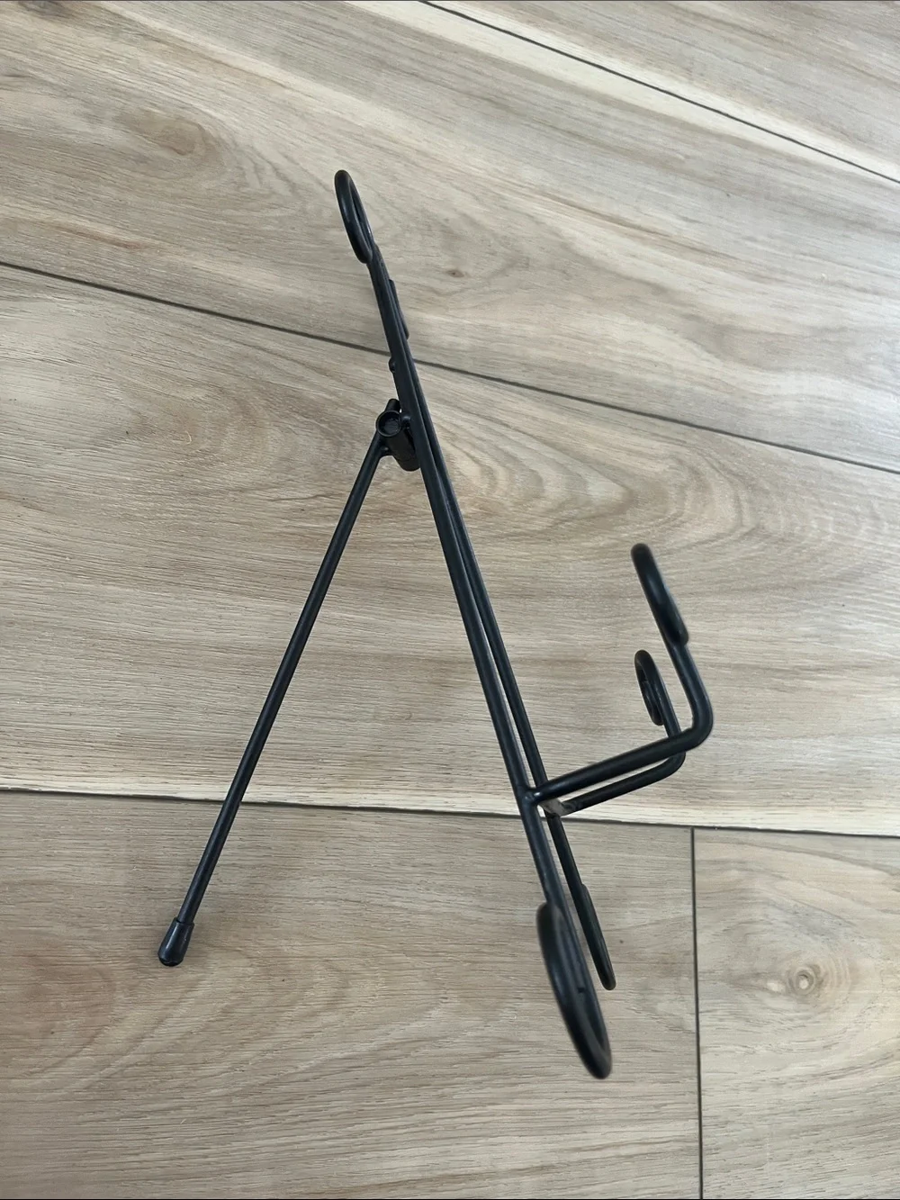Decorative Black Metal Scroll Display Easel for Wall Art